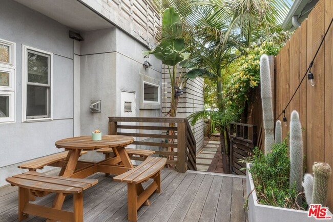 Building Photo - 678 Broadway St