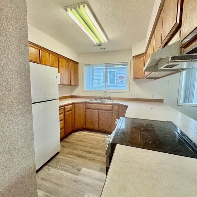 Building Photo - 522 W Summit Ave