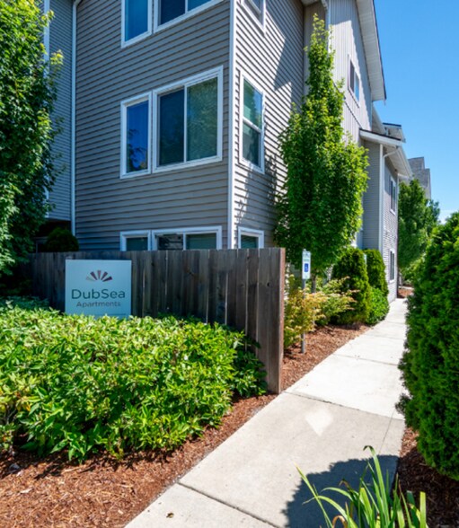 Building Photo - DubSea Apartments | Modern Apartment Homes w/ In-Unit Laundry