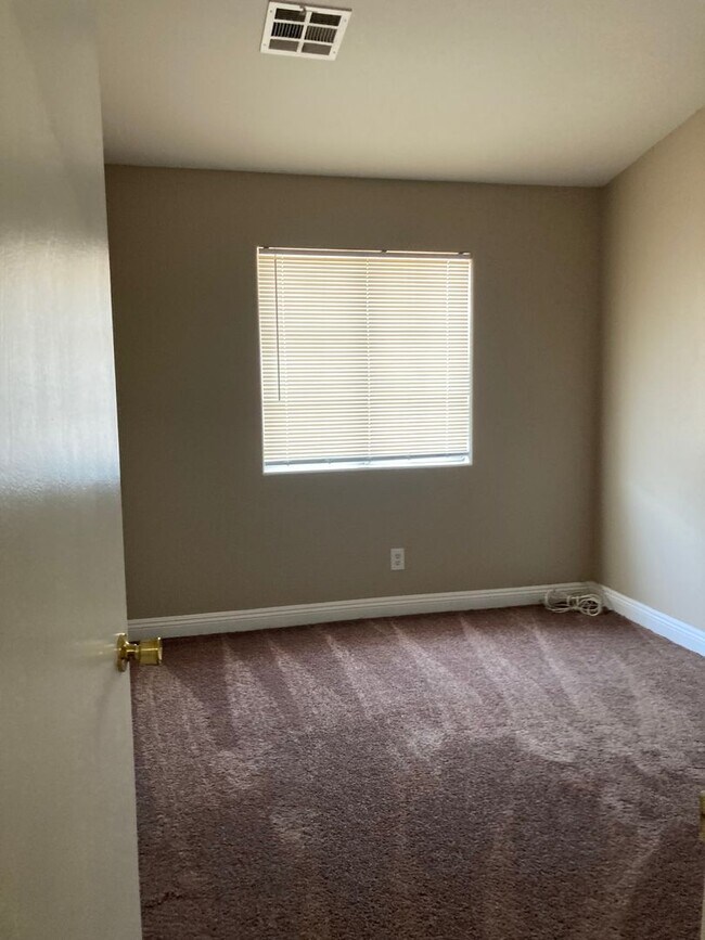 Building Photo - Townhouse 3 bedroom 2.5 bath 2 car garage