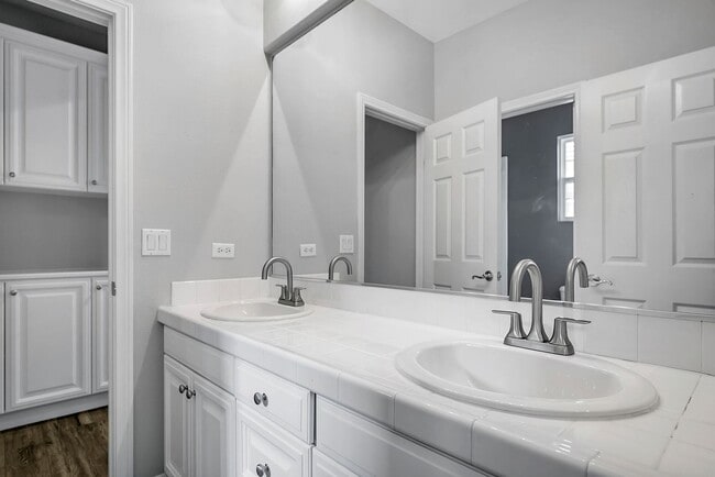 Building Photo - Gorgeous 5 Bedroom Home Behind the Gates i...