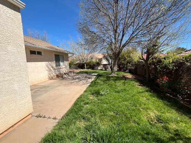Building Photo - Wonderful 3 bed 3 bath home in Saint George. Private covered balcony with wonderful views. Fully ...