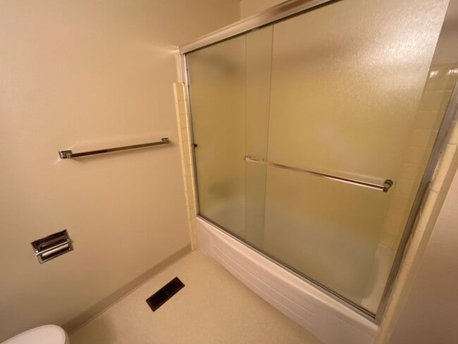 Building Photo - Beautiful 3 Bedroom 1 1/2 Bath with Huge Fenced Backyard! Tour Today!