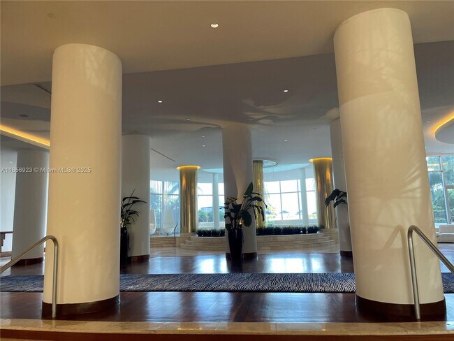 Building Photo - 5151 Collins Ave
