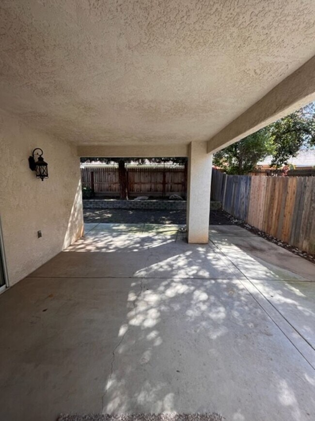 Building Photo - $2,495 Maple & Behymer, 3 Bedroom Home - N...