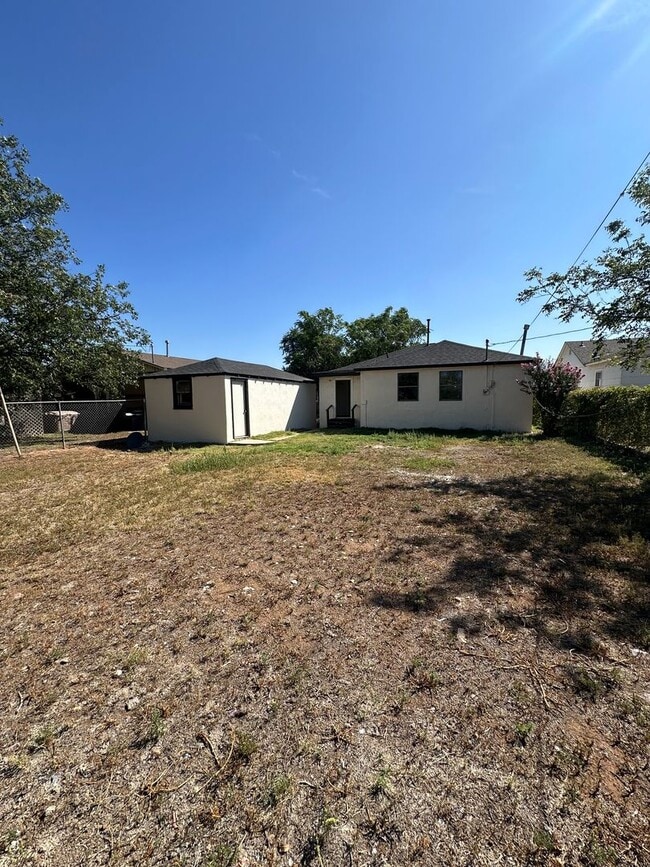 Building Photo - Spacious 3 Bed Home! Convenient Location! HUD Okay!