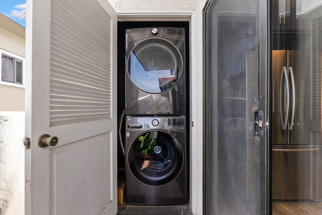 Building Photo - Charming 2 Bedroom 2 Bath In Beautiful Hil...