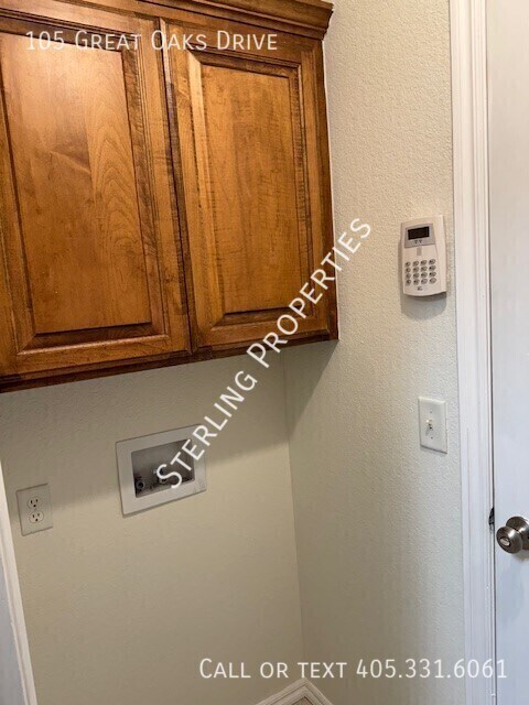 Building Photo - 105 Great Oaks Dr