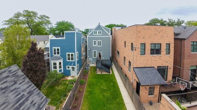 Building Photo - 3324 N Hoyne Ave