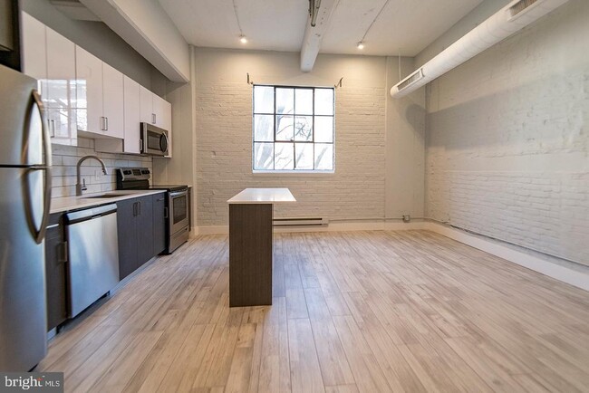 Building Photo - 412 S 13th St