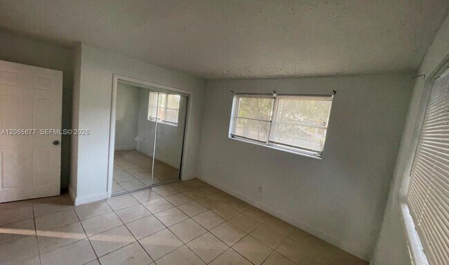 Building Photo - 120 NE 185th Terrace