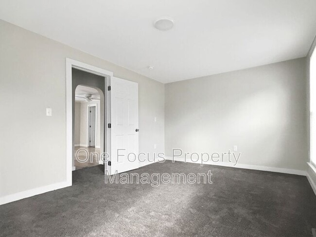 Building Photo - 327 Elm St