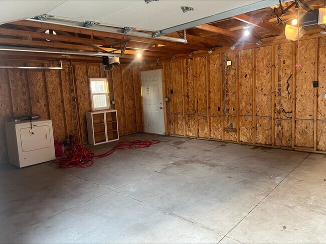 Building Photo - Adorable updated home in Moline!
