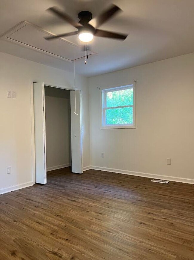 Building Photo - 3 bed / 2 bath in South Asheville