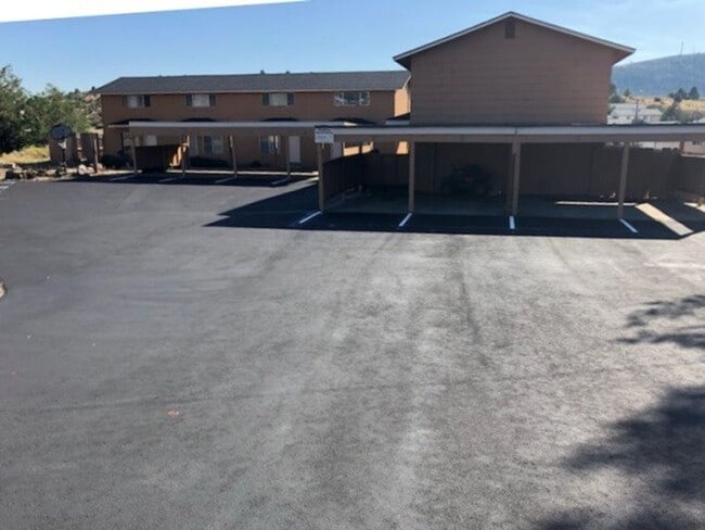 Building Photo - Middle unit in 8-plex complex