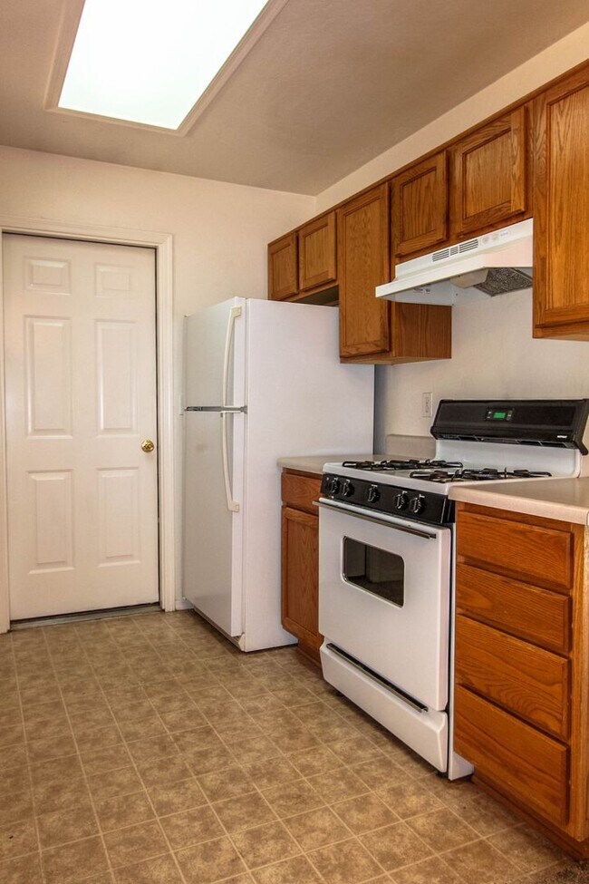 Building Photo - 6200 N Rockland Dr