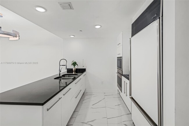 Building Photo - 475 Brickell Ave