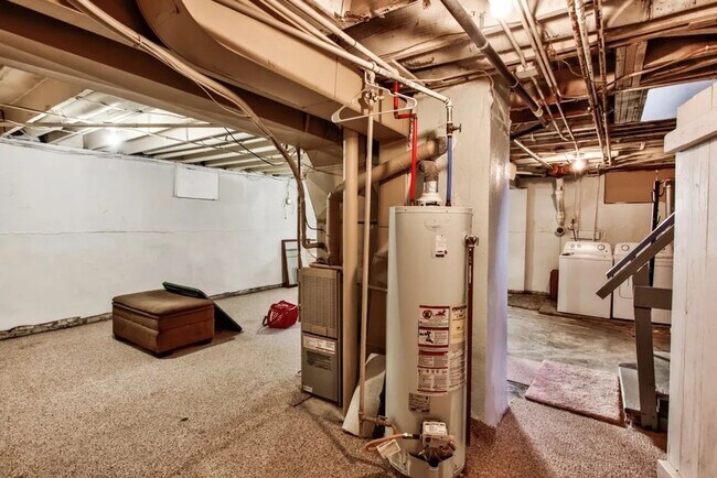 Building Photo - 2 Bedroom Full of Character