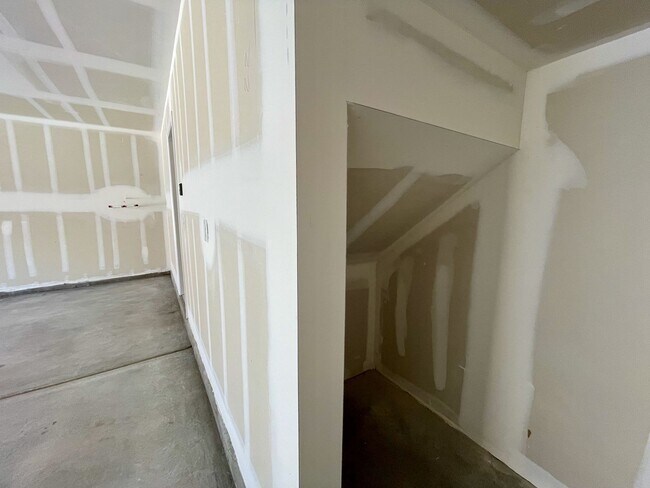 Building Photo - Gated 3 Bed, 2.5 Bath, 2 Car Garage Townho...