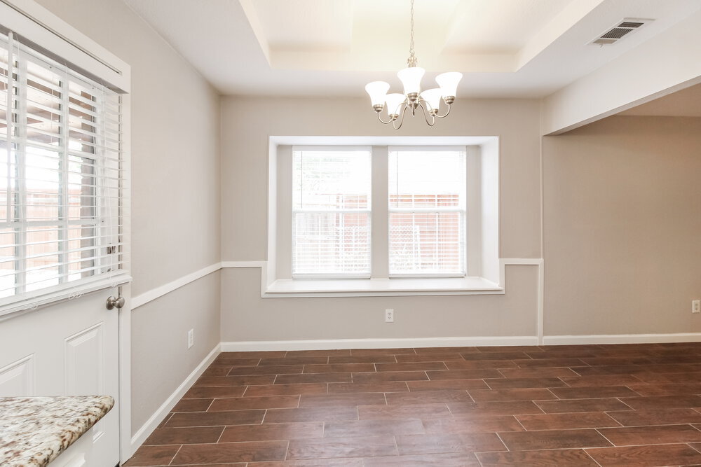 Building Photo - 2601 Valley View Dr