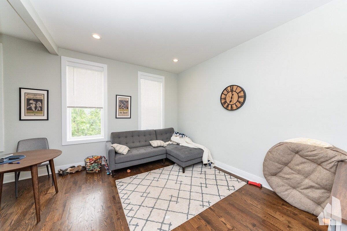 Building Photo - 2145 W Webster Ave