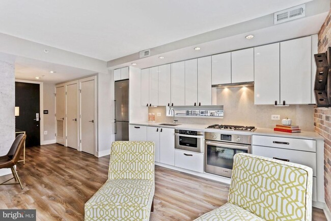 Building Photo - Practically new 1bd/1ba steps to Logan Cir...
