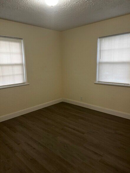 Building Photo - 6870 Rhode Island Dr W