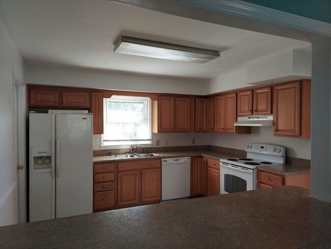 Building Photo - 5 BR 2.5 SINGLE FAMILY HOME