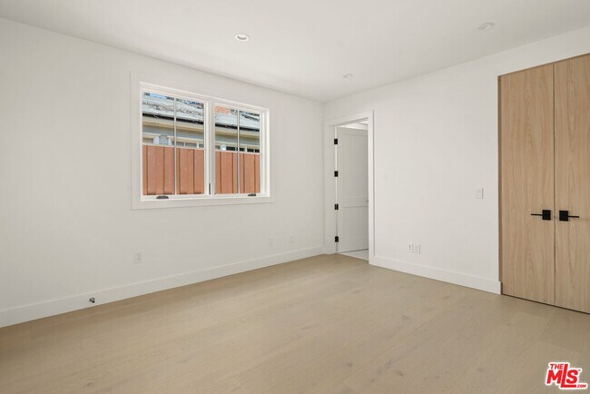 Building Photo - 306 S Anita Ave