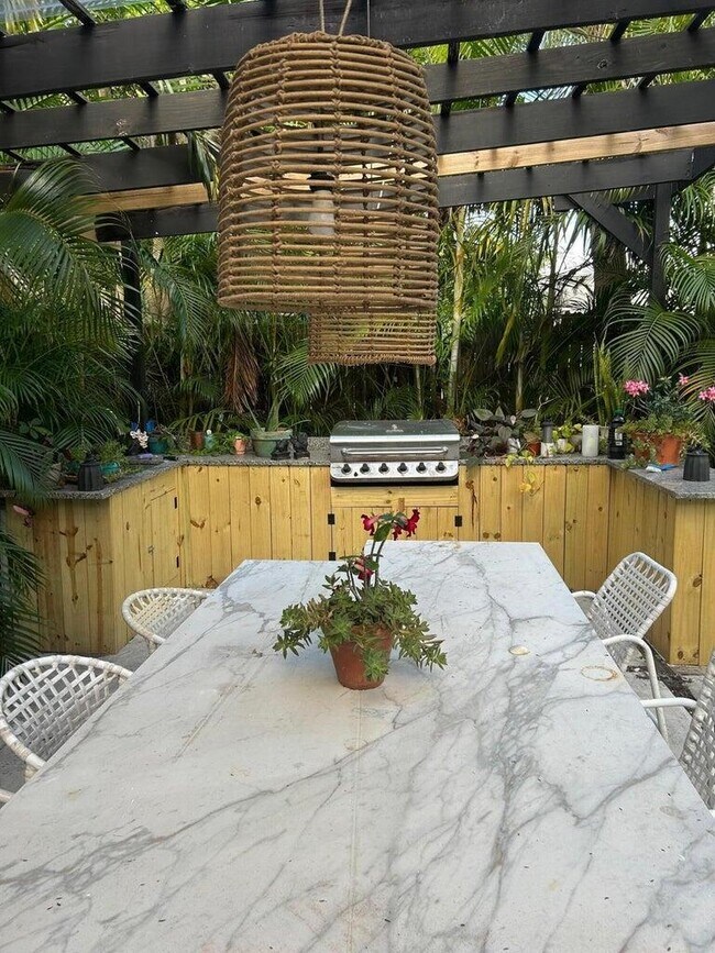 Building Photo - 820 30th St