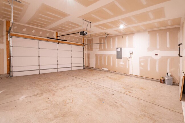 Building Photo - 812 Justify Lp