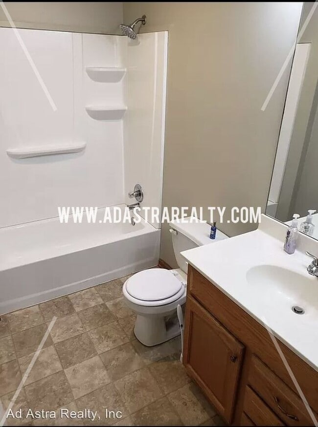 Building Photo - Spacious and Affordable Duplex in Peculiar-Available in JUNE!!