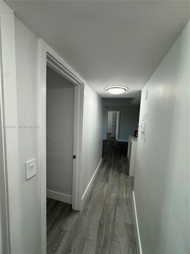 Building Photo - 3720 N Pine Island Rd