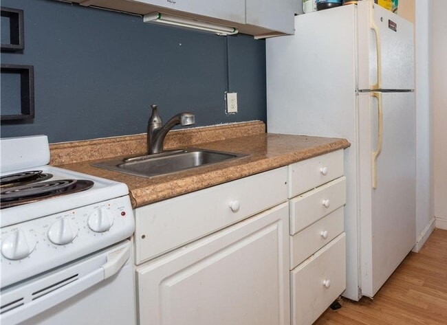 Building Photo - Studio 1 Bath in Hono Hale Towers! Water, ...