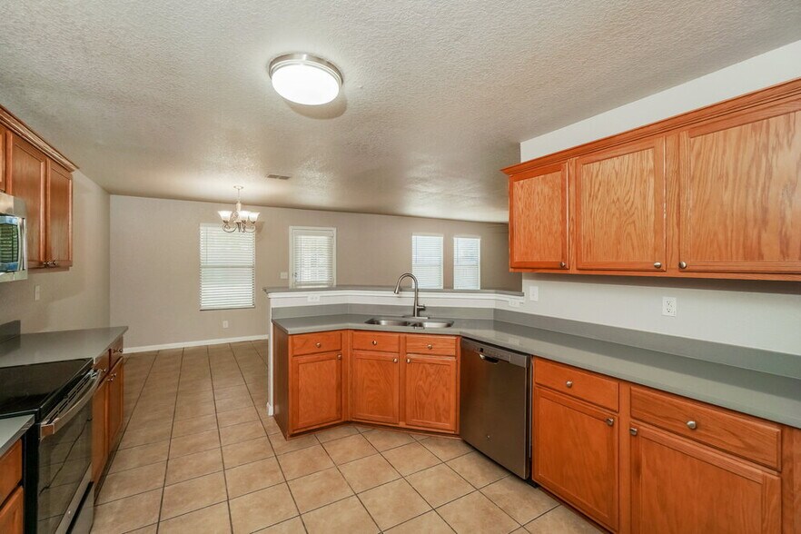 Building Photo - 10319 Royal Estate