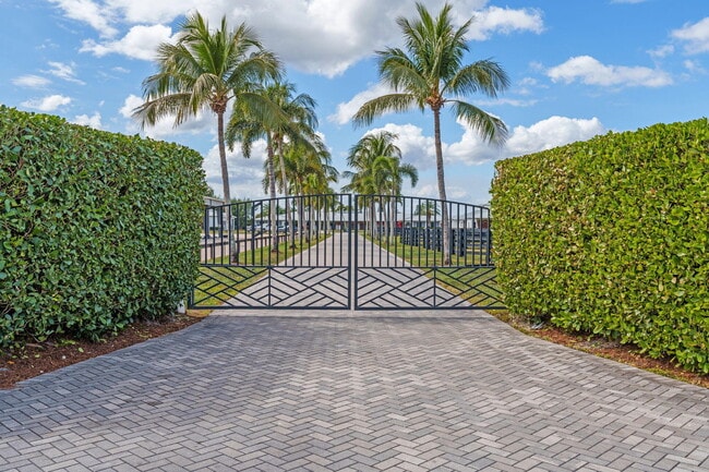 Building Photo - 13155 Southfields Rd