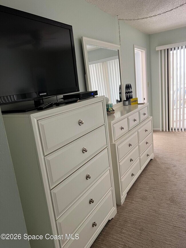 Building Photo - 8494 Ridgewood Ave