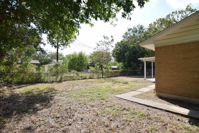 Building Photo - 2504 Paula Rd