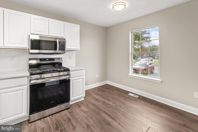 Building Photo - Spacious Newly Renovated Basement with Pri...