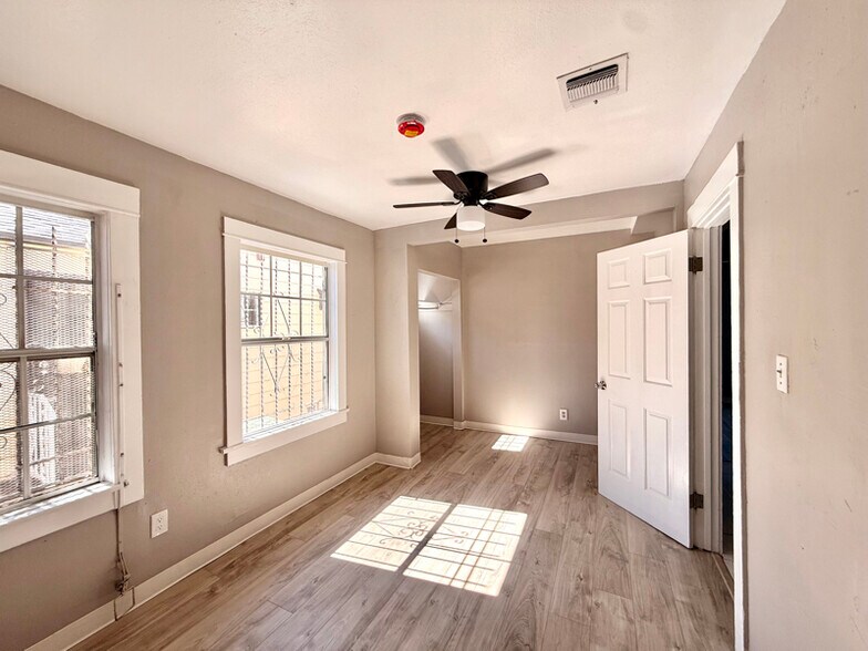 Building Photo - 532 W 77th St