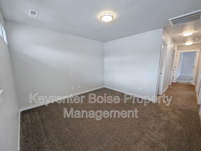 Building Photo - 774 E Springloyd St