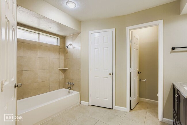 Building Photo - 15710 Sandy Hill Dr