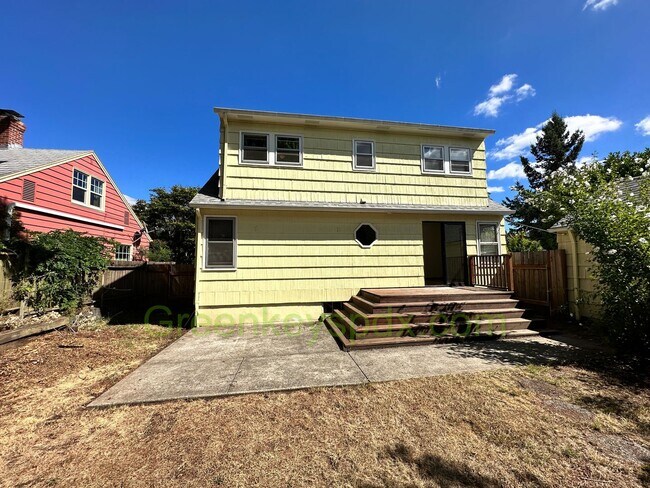 Building Photo - Gorgeous Pet-Friendly 3 Bedroom 1 Bath House
