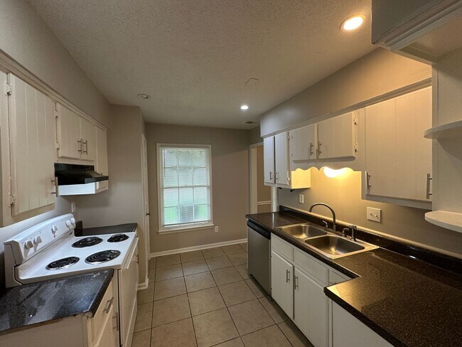 Building Photo - Spacious Home Freshly Painted and New Carpeted! Fully Fenced in Back Yard.