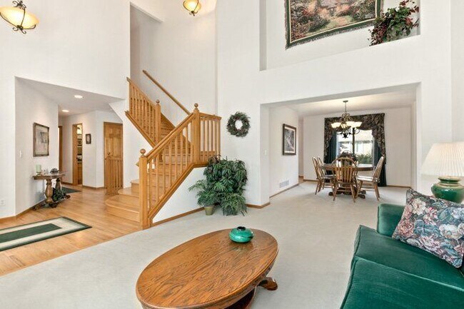 Building Photo - 829 W Sparrow Hawk Dr