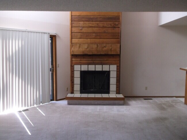 Building Photo - Beautiful Townhome in Colorado Springs