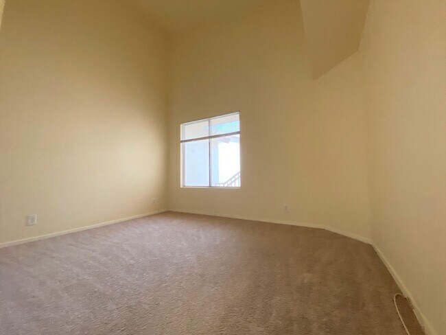 Building Photo - 2 BEDROOM 2 BATH IN NORTHWEST DOUBLE GATED GOLF COURSE COMMUNITY!