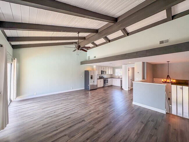 Building Photo - Great 1B/1.5BA + Den in Carlsbad!