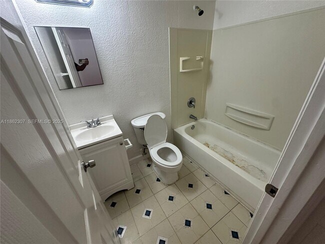 Building Photo - 300 SW 4th Ct