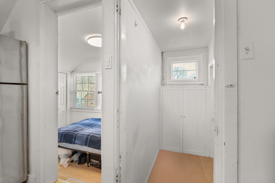 Building Photo - 1121 Leonard Pl